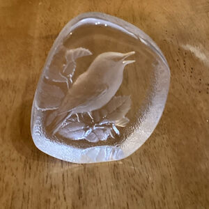 623. MATS JONASSON SWEDEN CRYSTAL ETCHED PAPERWEIGHT